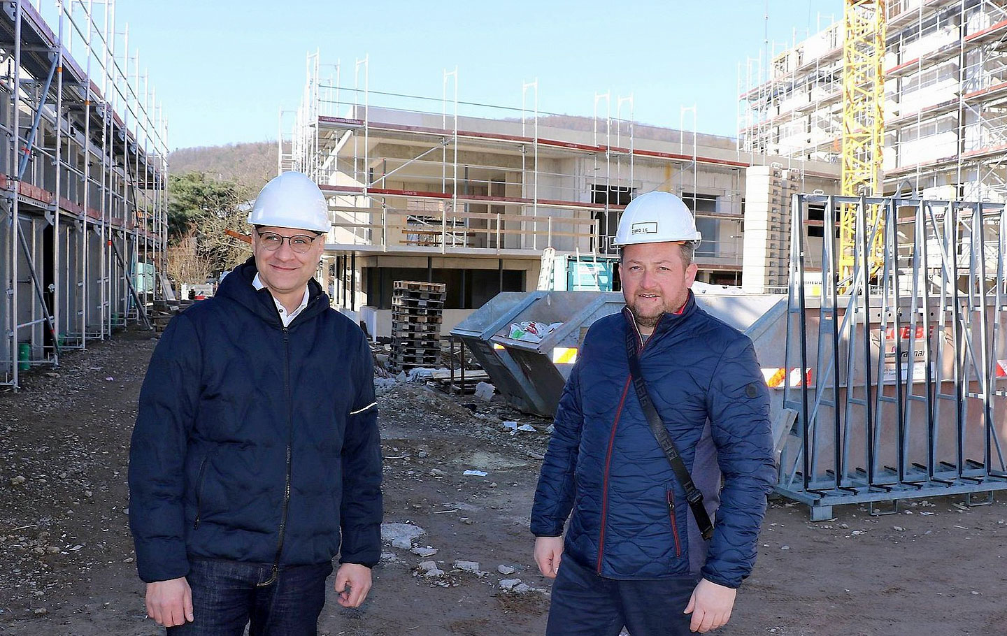 Das Millionenprojekt an der Bürgerstraße besteht aus drei Teilen: links das Hospiz-Gebäude, in der Mitte die Tagespflege und rechts der mehrstöckige Bau für seniorengerechte Wohnungen. Unser Foto zeigt André Popp (links, Geschäftsführer des Diakonie-Pflegezentrums) mit Bauleiter Michael Anrich.© Christopher Ziermann